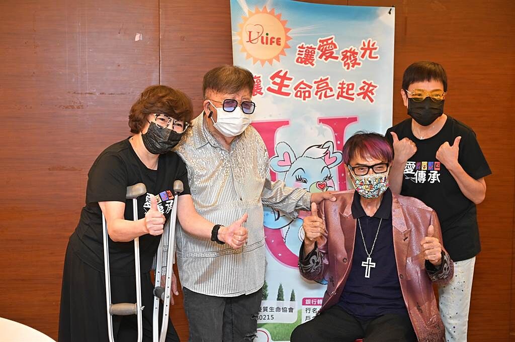 紀寶如（左起）、林松義、林沖、紀麗如今出席「2021一千送暖，愛不打烊」公益活動。（台灣優質生命協會提供)