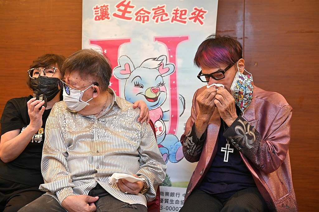 林沖（右）今在「2021一千送暖，愛不打烊」活動受訪時哽咽落淚，左起為紀寶如、林松義。（台灣優質生命協會提供)