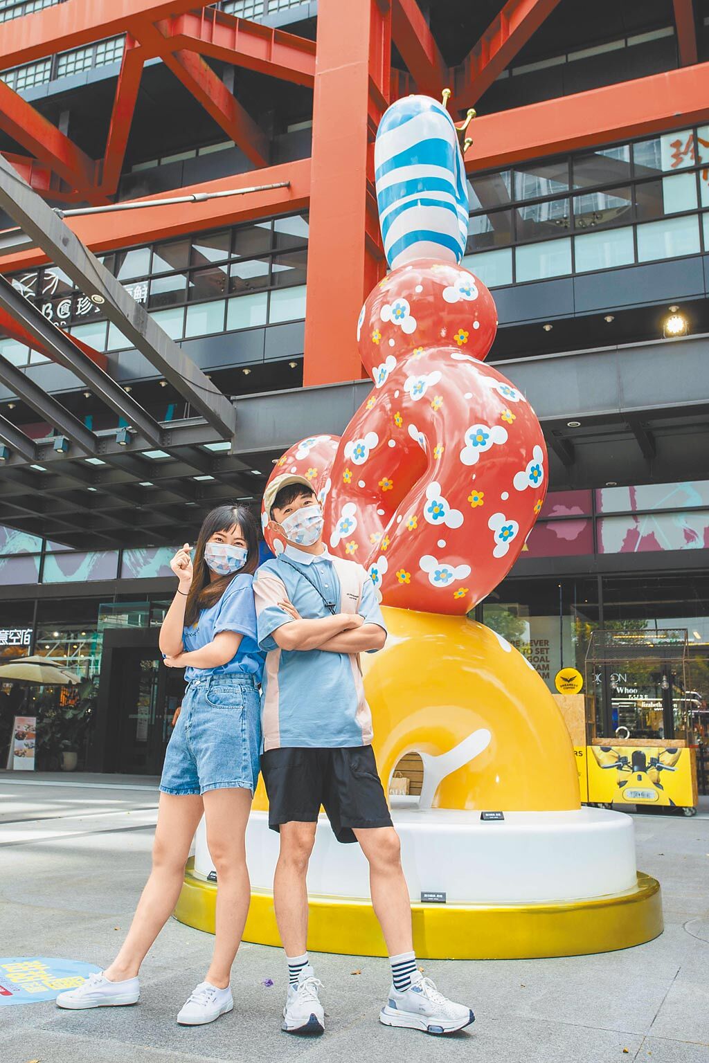 七夕熱門景點首推「甜甜圈巨塔」，頂端的心形甜甜圈是愛情的象徵，與圓形和米奇甜甜圈層疊5米高，位在新光三越台北信義新天地A8。（石智中攝）