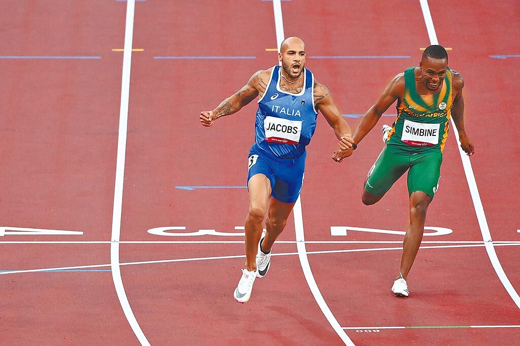 義大利飛毛腿雅各布斯（左）在東京奧運田徑男子百米短跑以9秒80摘金。  （美聯社）