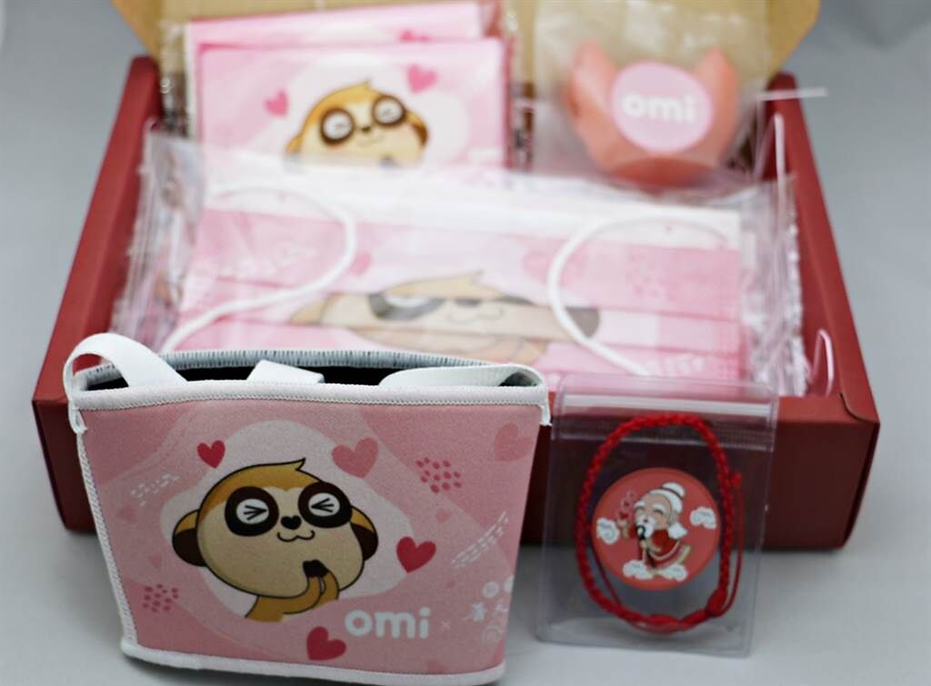 Omi「一拍吉盒」七夕聯名禮盒包裝內容物多元，充滿粉紅泡泡。（黃慧雯攝）
