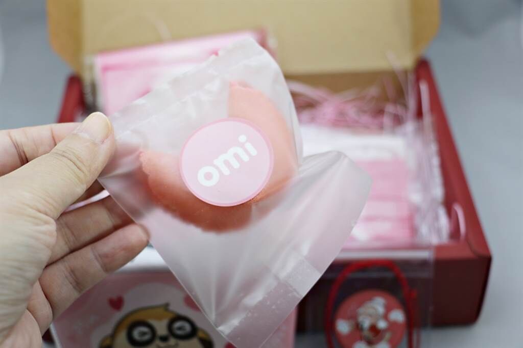 Omi「一拍吉盒」七夕聯名禮盒還有幸運餅乾，要敲開你的戀愛運。（黃慧雯攝）
