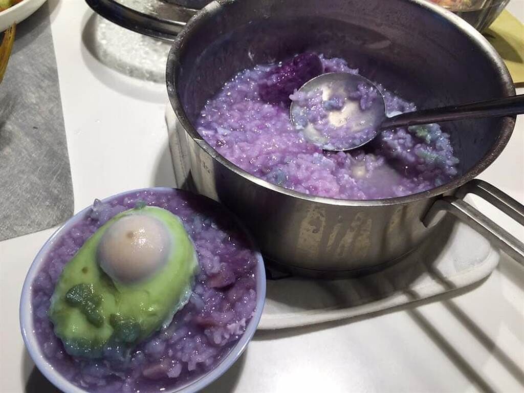 原PO發文詢問為何自己煮出的白米粥會變成紫色，而且蛋變成綠色。（圖／翻攝自老百姓日常三餐交流會 臉書）