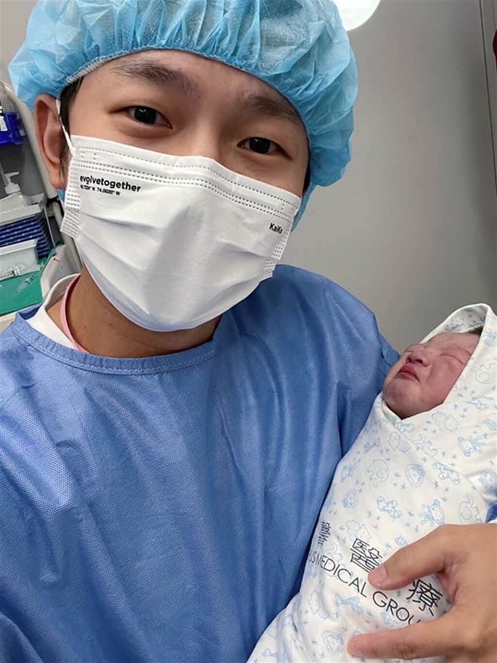 蔡昌憲今天開心宣布當爸爸了。（摘自臉書）