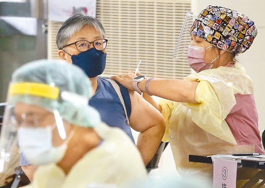 新冠肺炎疫苗第五輪接種，台北市共獲配6萬5000劑莫德納，昨天中午已經全部打完。（趙雙傑攝）