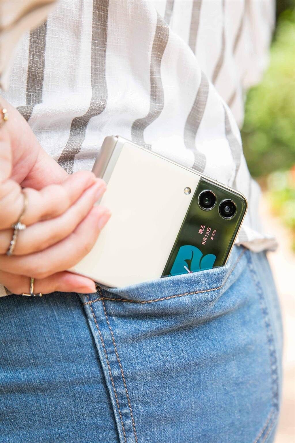 三星的Galaxy Z Flip3 5G，摺疊時為72.2 x 86.4 x 17.1mm-15.9mm，就算是女生的小手也能達到真正的一手掌握，而且還能輕鬆放進後口袋或小包包中。（石智中攝）