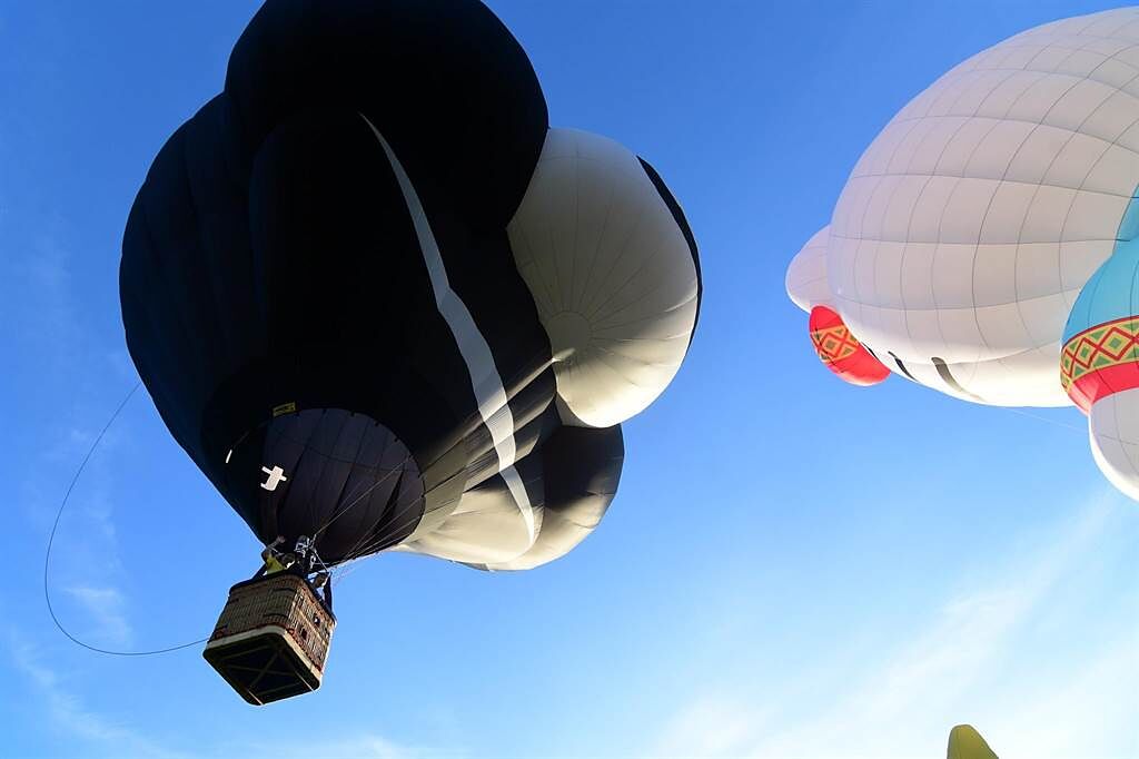 台北新長柯文哲搭熊讚熱氣球自由飛。（莊哲權攝）