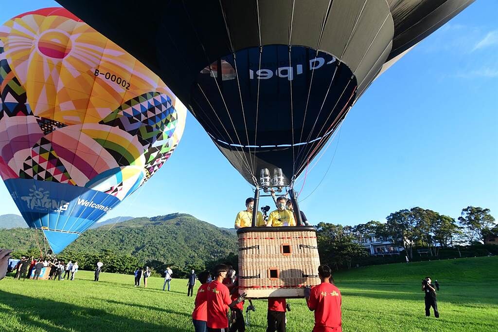 台北新長柯文哲搭熊讚熱氣球自由飛。（莊哲權攝）