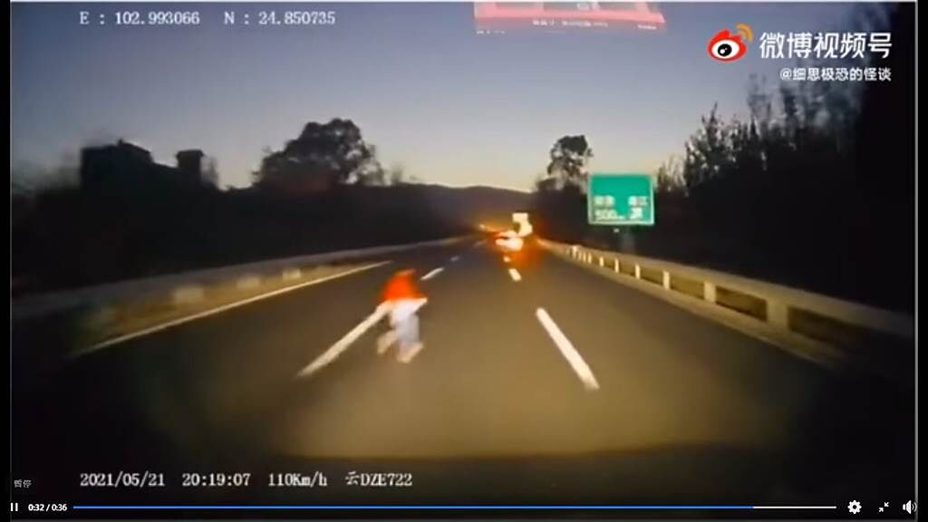 網友分享影片，只見一名紅衣男孩詭異現身路中央，讓汽車駕駛嚇到崩潰尖叫。（圖／翻攝自靈異公社）
