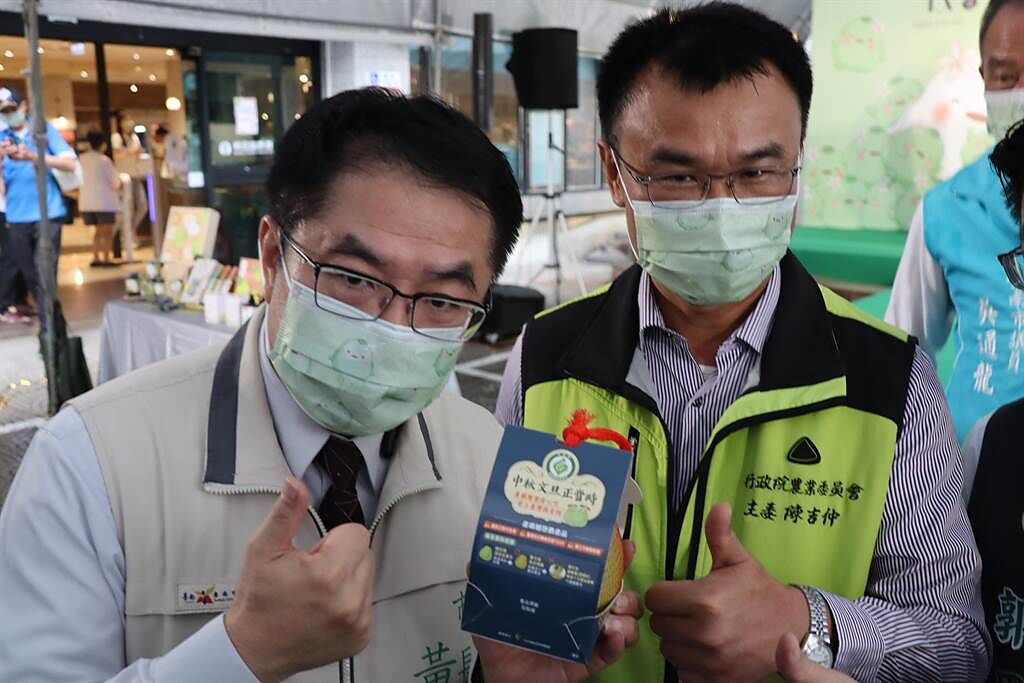 農委會主委陳吉仲(右)參加台南市麻豆文旦鮮採上市記者會時宣布3大策略行銷文旦。(劉秀芬攝)