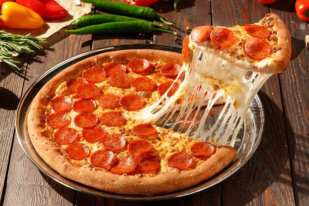 有網友透露，吃披薩時突然發現一把「鐵梳」讓他十分錯愕。（示意圖／達志影像）
