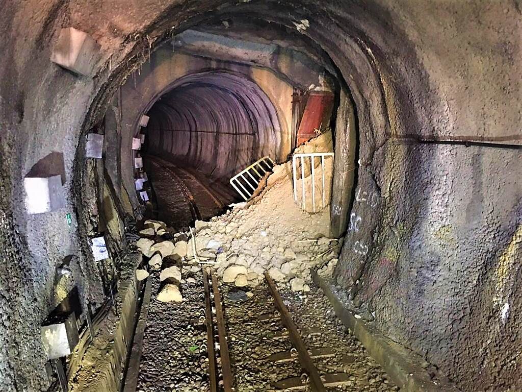 連日豪大雨，造成土石流衝進南投集集線隧道，約5公尺的軌道遭土石覆蓋。（台鐵提供／盧金足南投傳真）