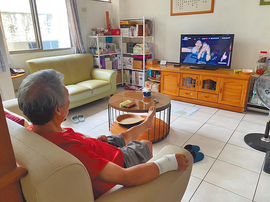 花蓮門諾醫院物理治療師饒哲輝建議長者可以在看電視時，簡單地做直抬腿的動作，藉以增加大腿的肌肉。（羅亦晽攝）