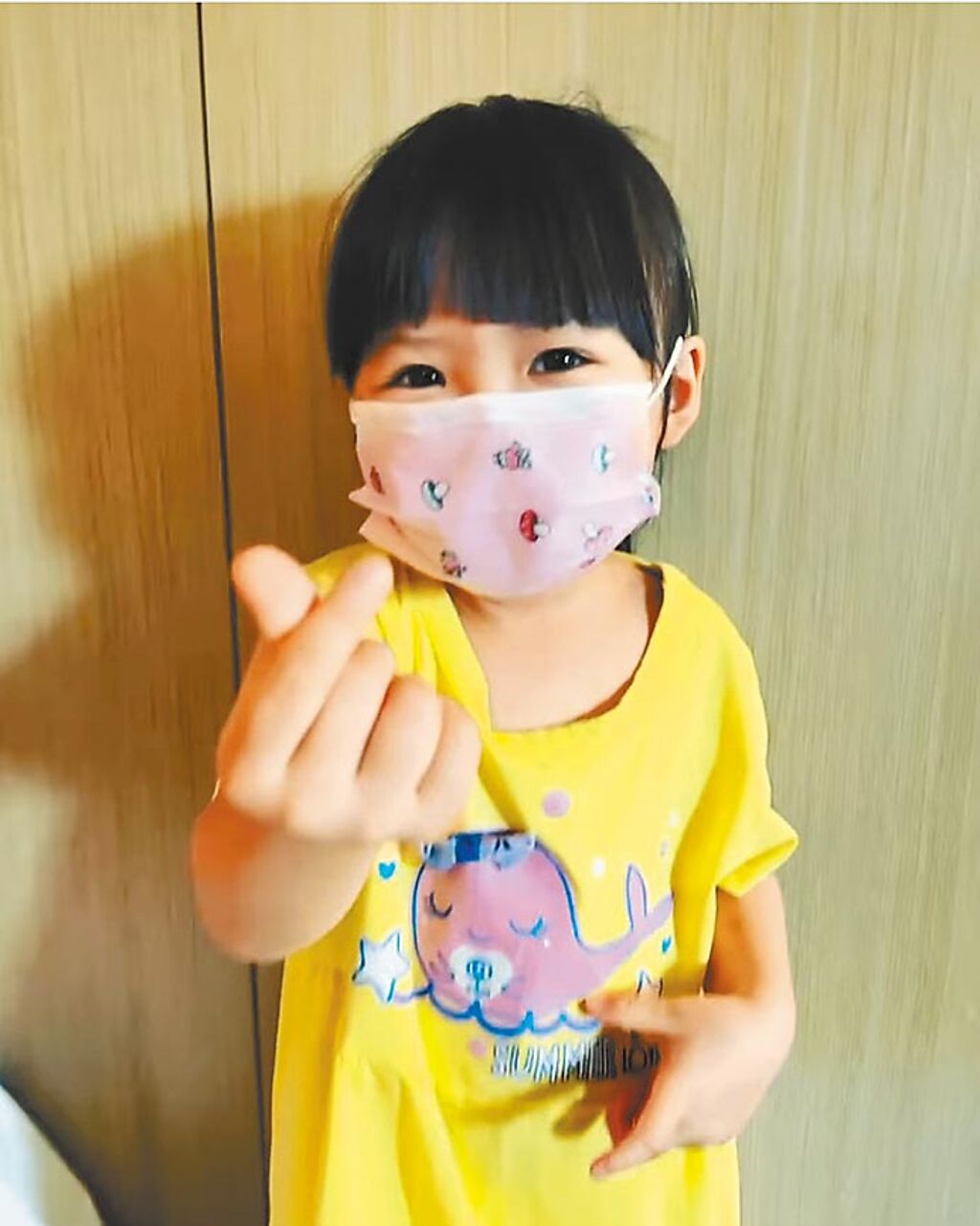 江宏傑3歲女兒Aila比出愛心送給爸爸。（摘自IG）