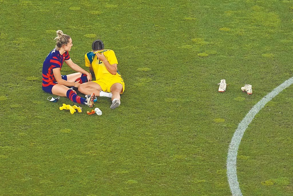 美國謬維絲（左）安慰本屆東京奧運女足銅牌戰落敗的澳洲選手柯爾，兩人後來也公開戀情。（美聯社資料照片）