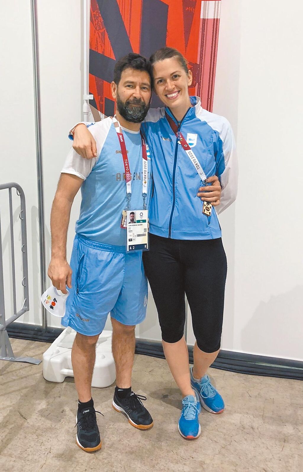 阿根廷女子擊劍選手莫里斯（右）雖然在東京奧運落敗，但是獲得了交往17年的教練男友沙烏塞多（左）的求婚。（路透資料照片）