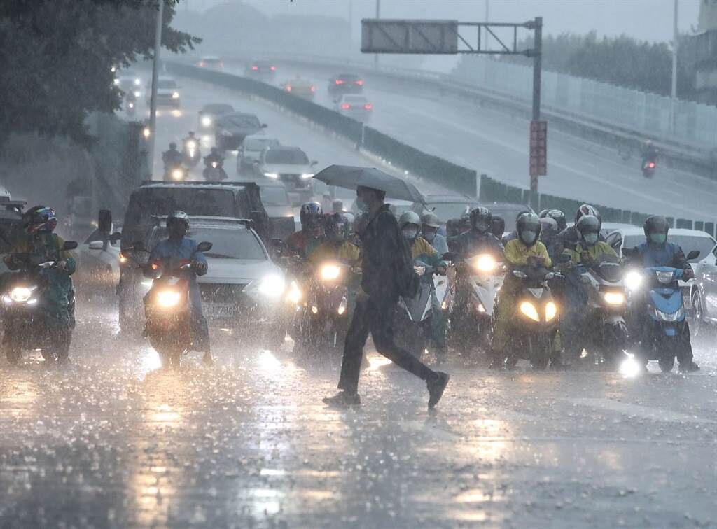 台灣今天到周五連六天有強降雨，關島東方海面的熱帶性低氣壓，有機會生成為第12號颱風「奧麥斯」。(資料照 劉宗龍攝)