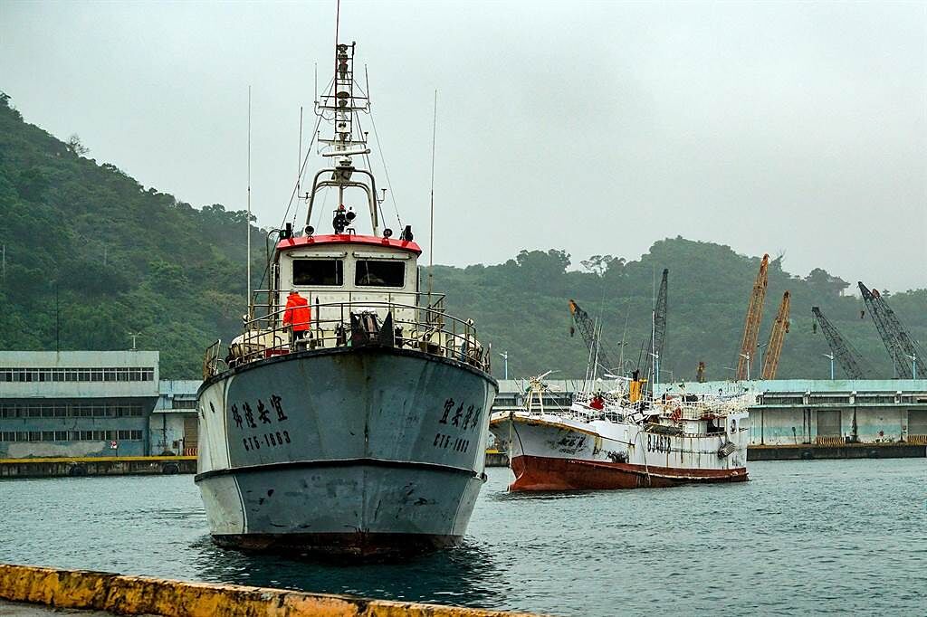 宜安6號是全國唯一官方漁業救難船，圖為今年3月8號宜安6號在近海接手拖救失聯的永裕興18號後返抵蘇澳港。（本報資料照片）
