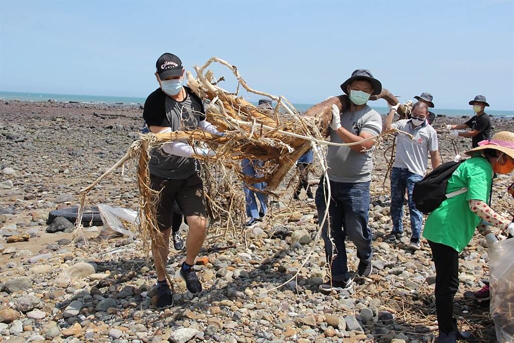 受烟花颱風的影響，淡水區漁會針對轄內漁港，包含淡一漁港、淡二漁港全力清理漂流垃圾。（漁業處提供）