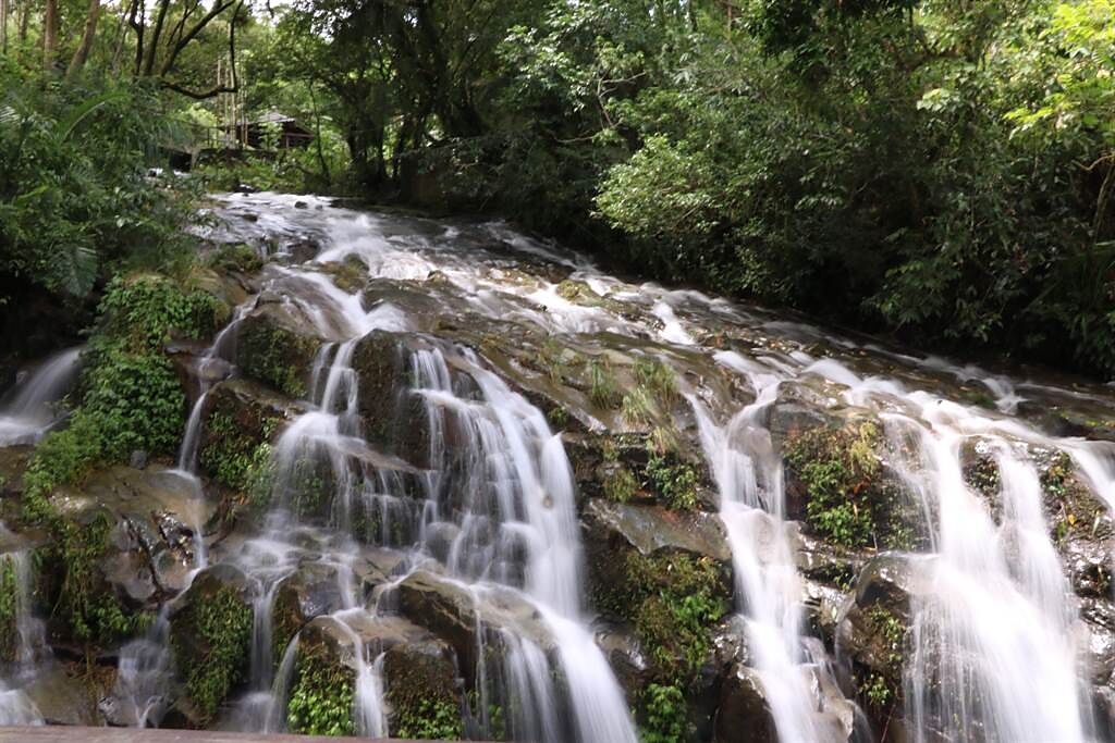 位於梅山鄉太興村的太興飛瀑步道近來水量豐沛，假日也吸引不少遊客前往踏青。（張亦惠攝）