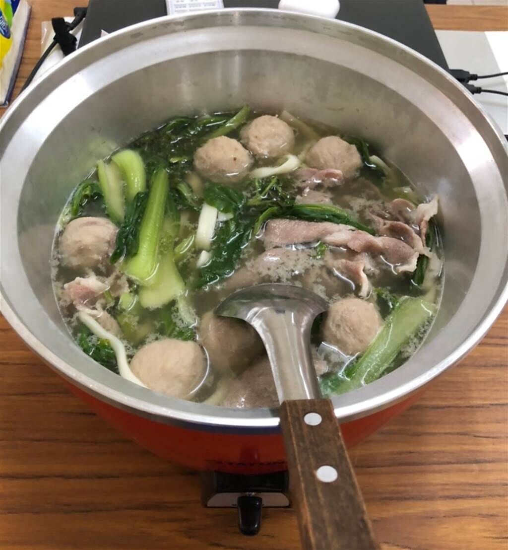 網友PO出她直接用外鍋煮青菜貢丸湯。(圖/截自PTT)