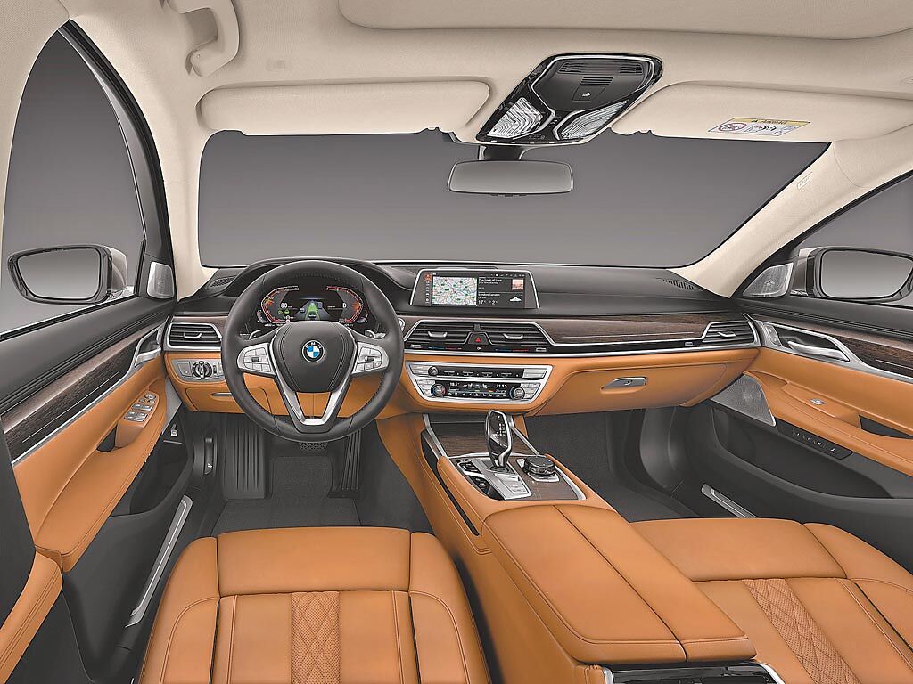 BMW 7系列Diamond Edition奢華座艙，從入座開始便讓人沉浸於BMW鼎力雕琢的奢華姿態。（汎德提供）