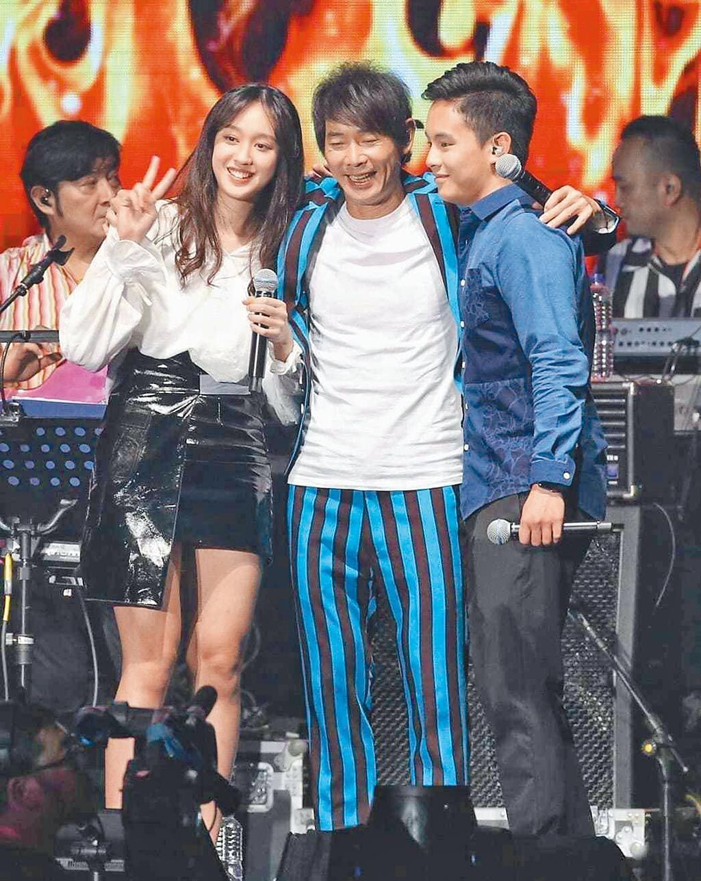 黃品源（中）2019年演唱會上，女兒黃懷萱（左）、兒子黃懷德擔任嘉賓。（摘自臉書）