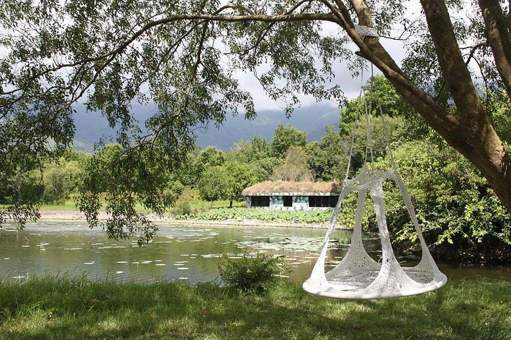 魯凱族藝術家安聖惠則「療癒系列」作品，讓民眾能坐躺其中憩感受池畔、烏鳴、微風、細品自然之美。（馮惠宜攝）
