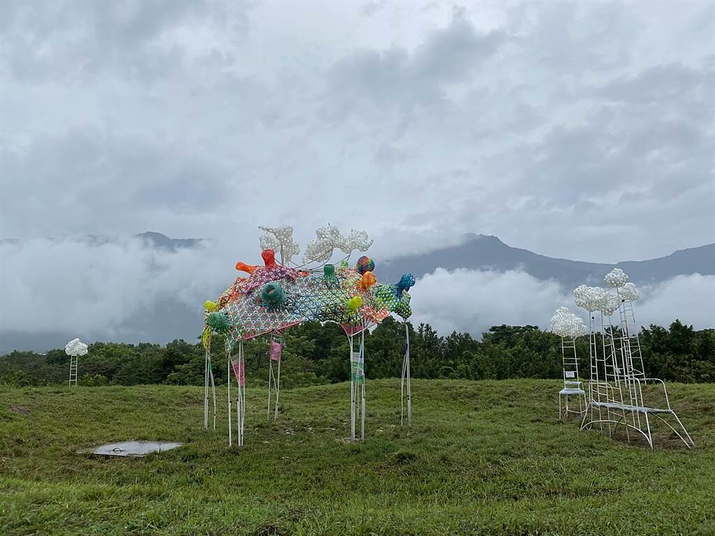 編織藝術家林淑鈴在關山親水公園人造山丘頂以色彩繽紛的PET塑鋼帶創作出「雲朵製造所」作品。（馮惠宜攝）