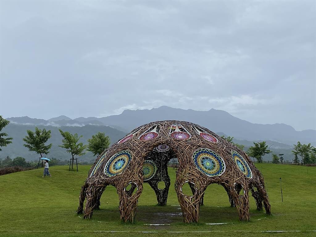 藝術家林純用以竹編結合楊海茜的鉤織共創的作品「穹頂上有花」曼陀羅式圖騰在鹿野鄉公所戶外大綠地相當吸睛。（馮惠宜攝）