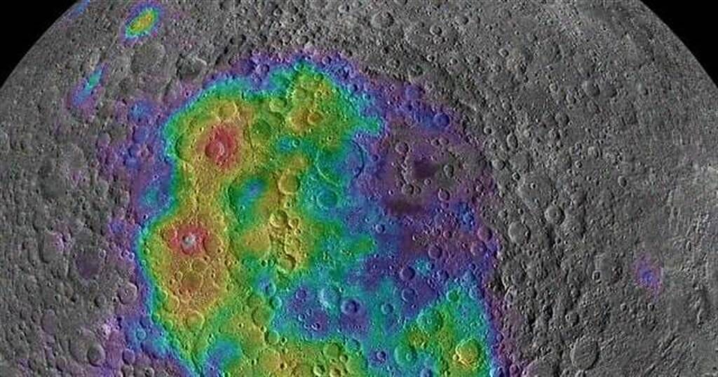NASA的科學家們想從月球深處獲取「碎片」 近一步分析月球的組成。（圖／NASA/LRO/LUNAR PROSPECTOR/D. MORIARTY）