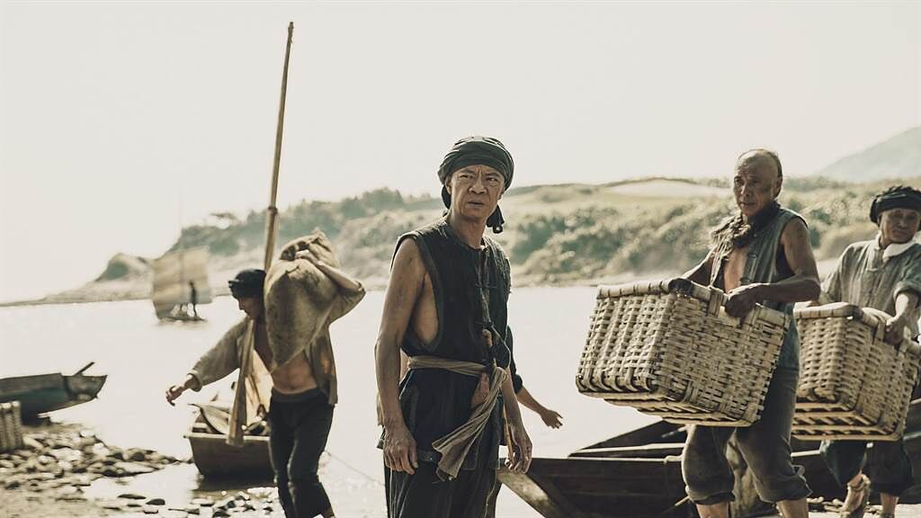 已故三金影帝吳朋奉（右）在《斯卡羅》飾演澎湖船老大。（公視提供）