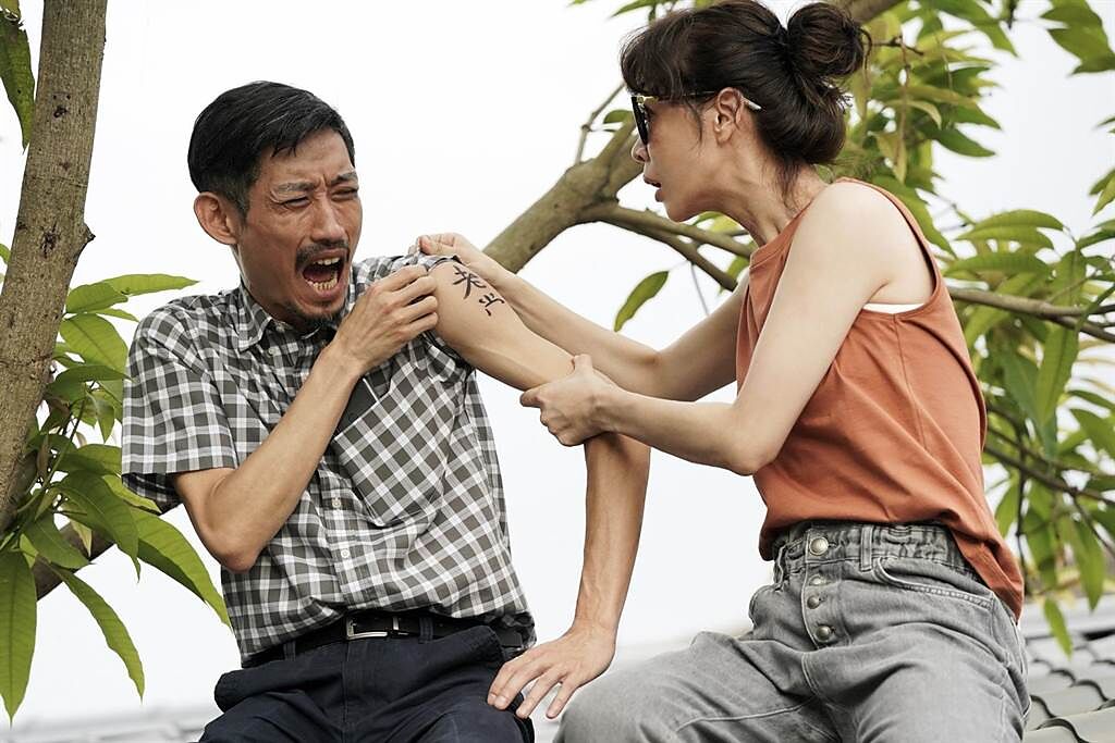 陳竹昇（左）《俗女養成記2》與女兒謝盈萱坐在屋頂談心，被發現刺青刺了一半。（華視、CATCHPLAY提供）
