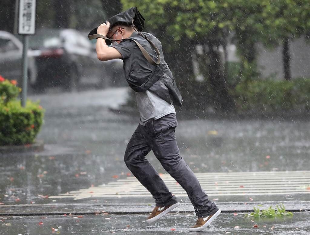 中央氣象局表示，明(17)日仍以午後雷陣雨為主，周三、周四降雨機率提高，午後雷陣雨的範圍擴大。(鄭任南攝)