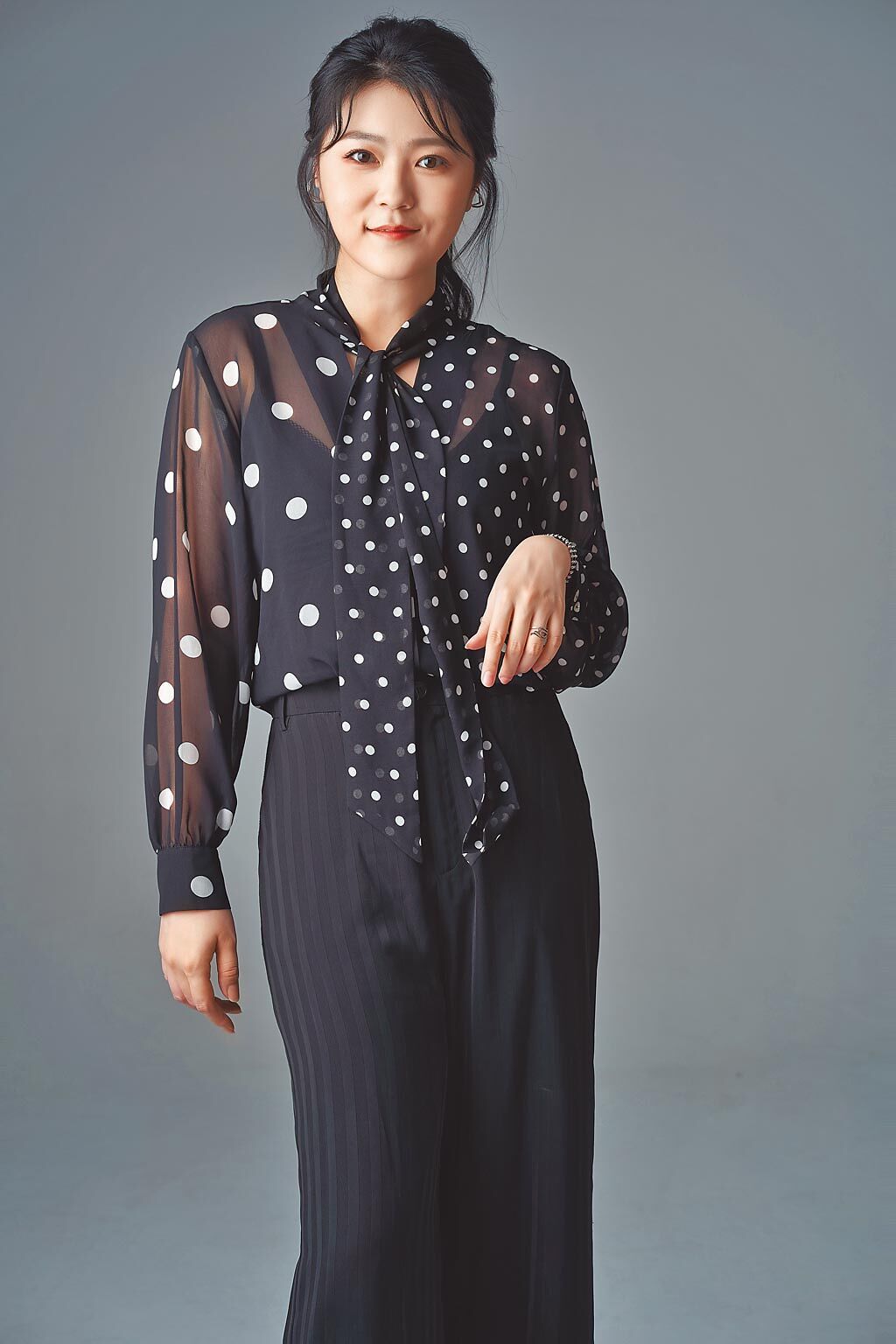 曹雅雯穿上iBlue黑色圓點套裝，展現性感女人味，不對襯波卡圓點襯衫1萬600元、修身西裝長褲1萬1600元。（JOJ Photo攝）