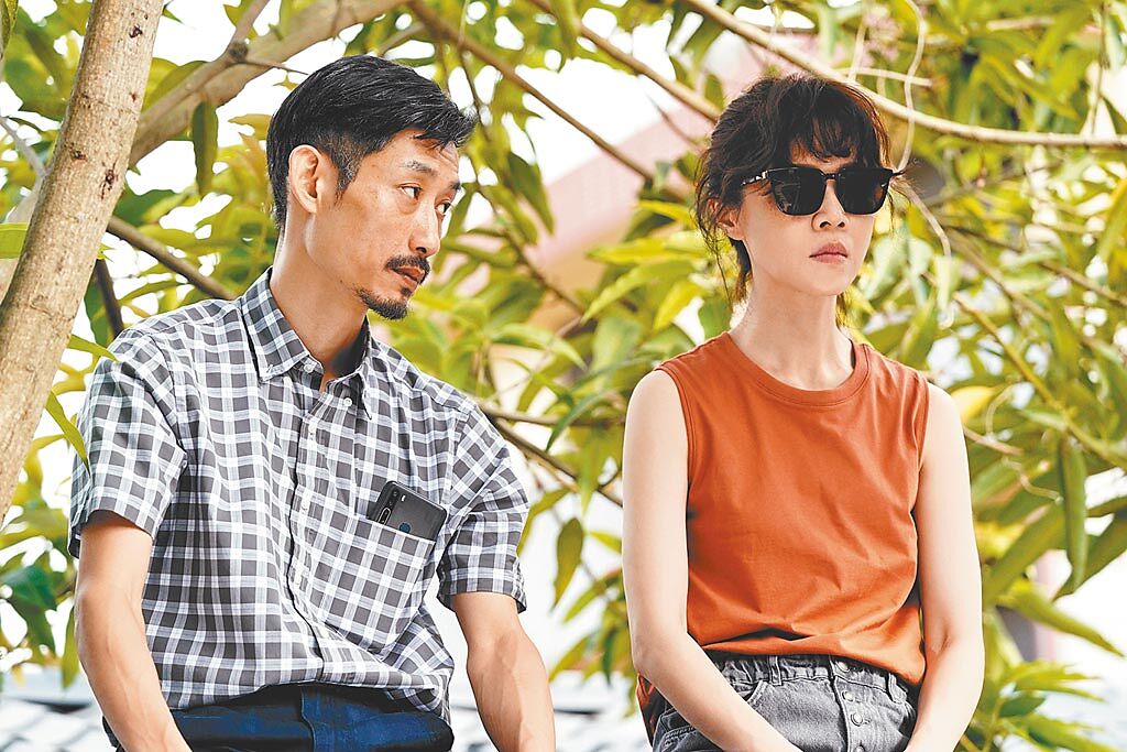 陳竹昇（左）在《俗女養成記2》與女兒謝盈萱坐在屋頂談心，是收視最高點。（華視、CATCHPLAY提供）