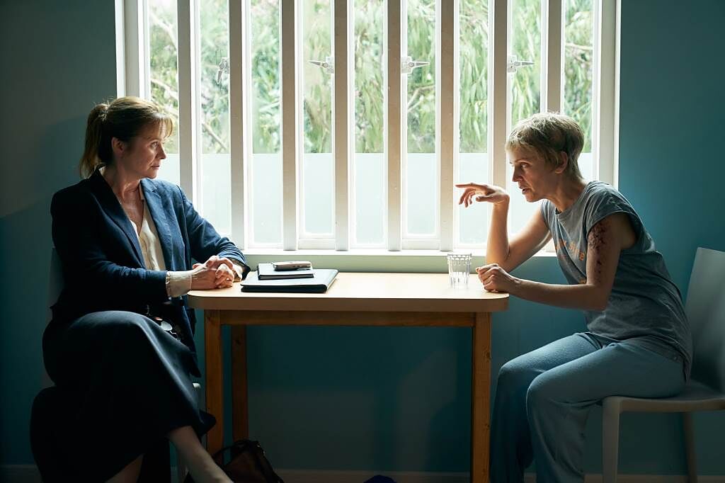 艾蜜莉華森（左）和丹妮絲高夫在《致命距離》有精采心理戰對手戲。（myVideo提供）