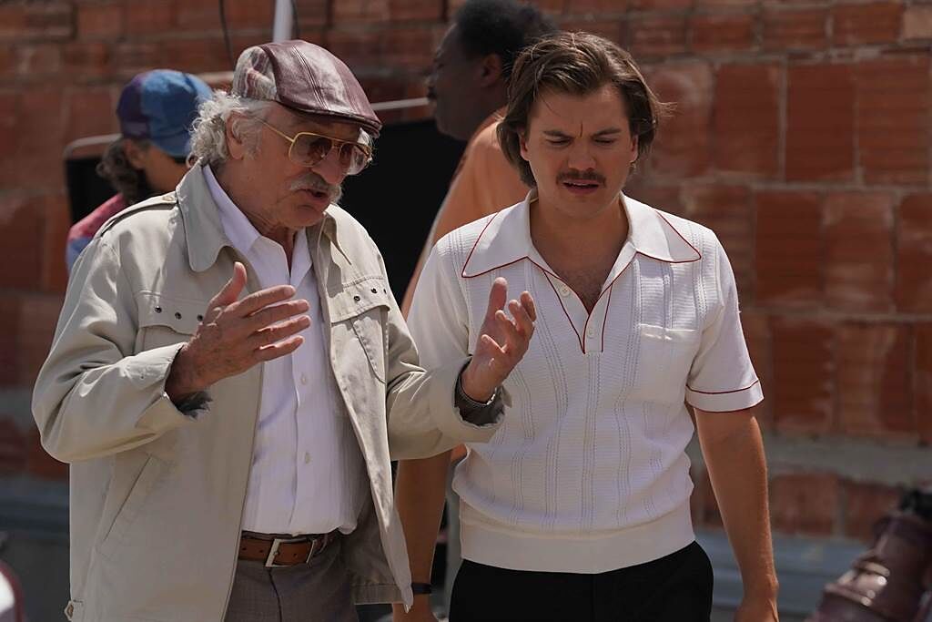 勞勃狄尼洛（左）飾演一位過氣製片，老年轉行當起另類詐騙集團。（甲上娛樂提供）