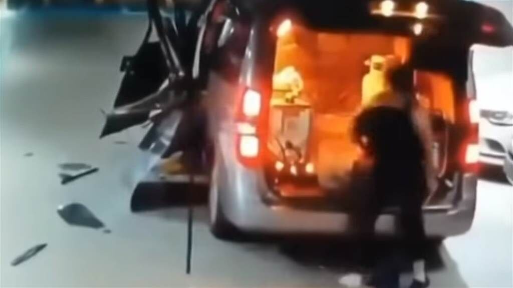 南韓2名男子在地下停車場中抽菸，卻意外引發爆炸起火，燒毀附近的車輛。（圖／YOUTUBE）