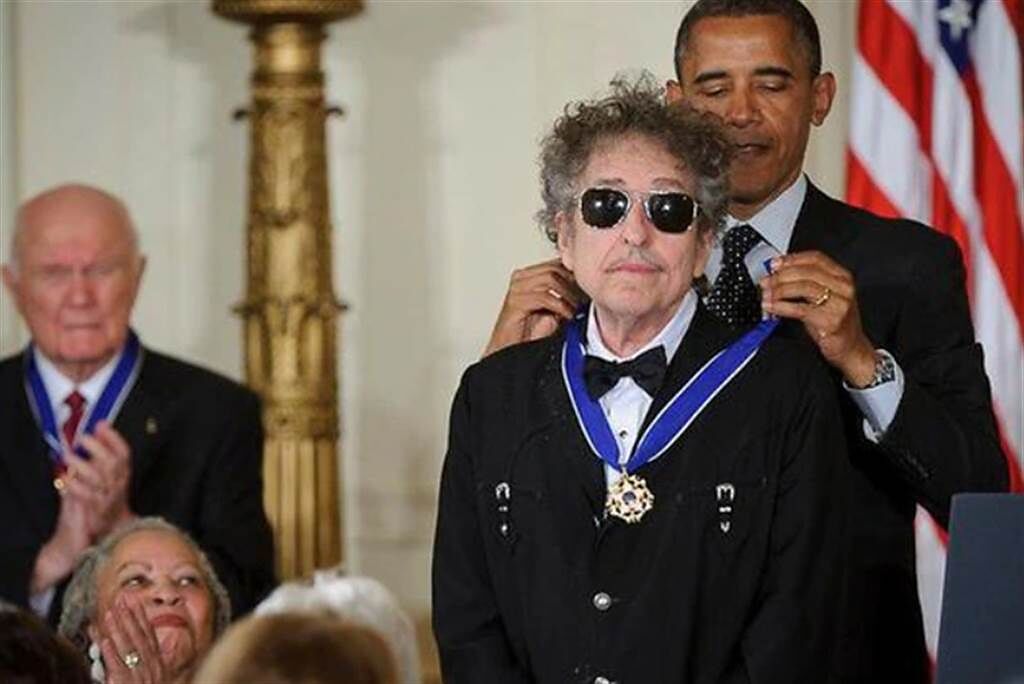 巴布狄倫（Bob Dylan）被譽為「搖滾民謠詩人」。(圖/翻攝自微博)