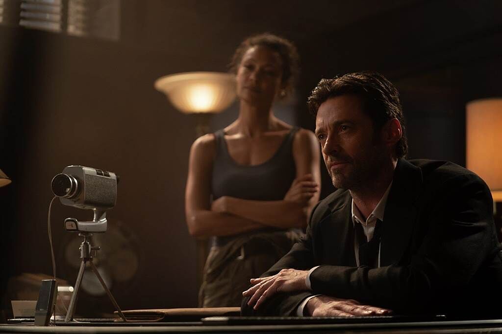 休傑克曼在《追憶人》中飾演一位調查記憶的私家偵探。（華納兄弟提供）
