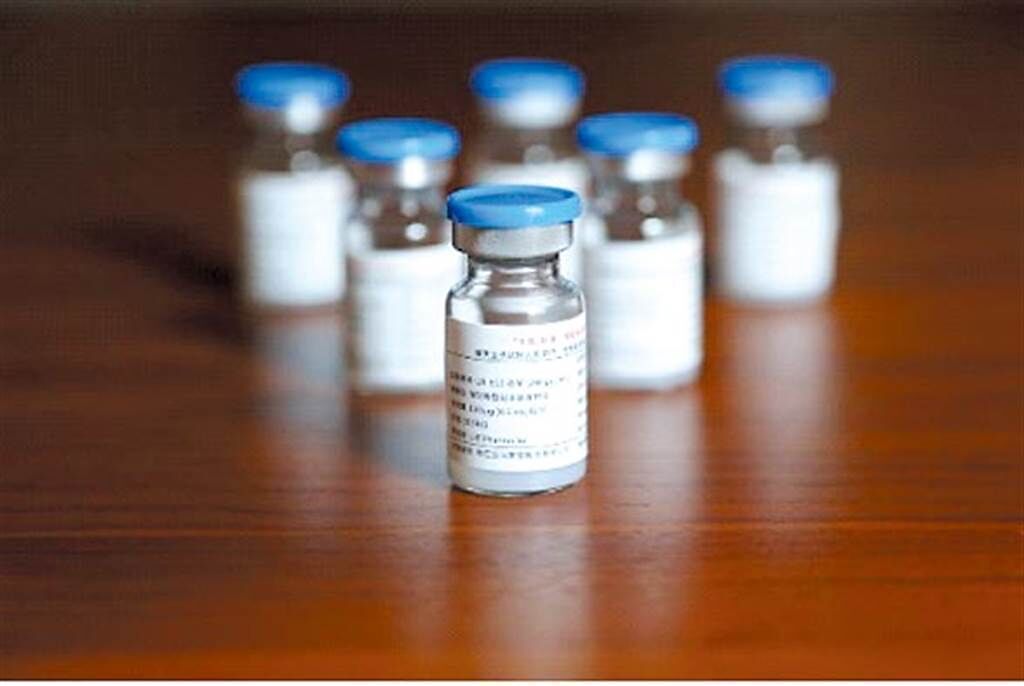 食藥署今公布免疫橋接試驗AZ疫苗對照組的平均抗體效價，若以通過EUA的最低標0.67倍計算，等於國產疫苗的中和抗體效價必須要大於125.89才可能過關。（圖／業者提供）