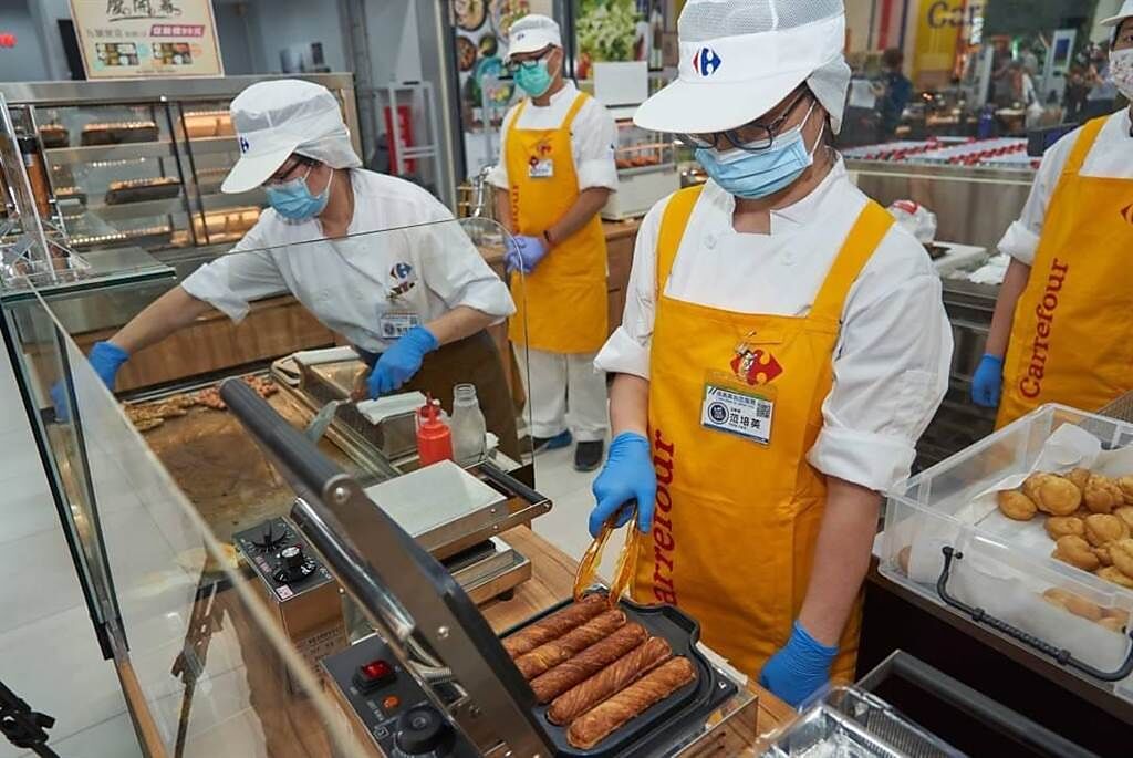 家樂福南港店特別針對社區型態，提供熟化加熱即食新服務。（家樂福提供）
