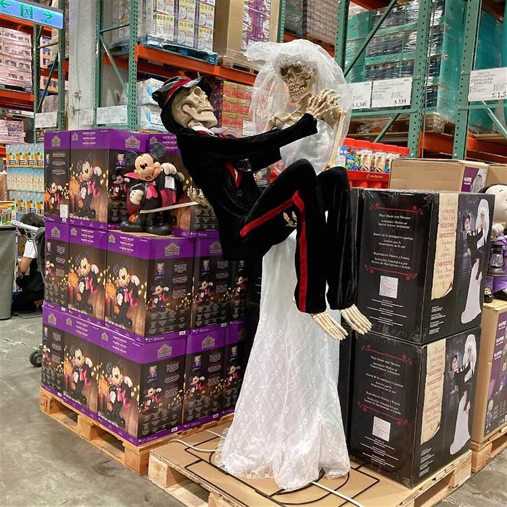 美式賣場因應萬聖節在玩具區擺放了一組「骷髏新郎新娘」，驚悚的外觀卻意外廣受家長們的好評，希望能一直擺著「不要拿走」。(摘自Costco好市多 商品經驗老實說)