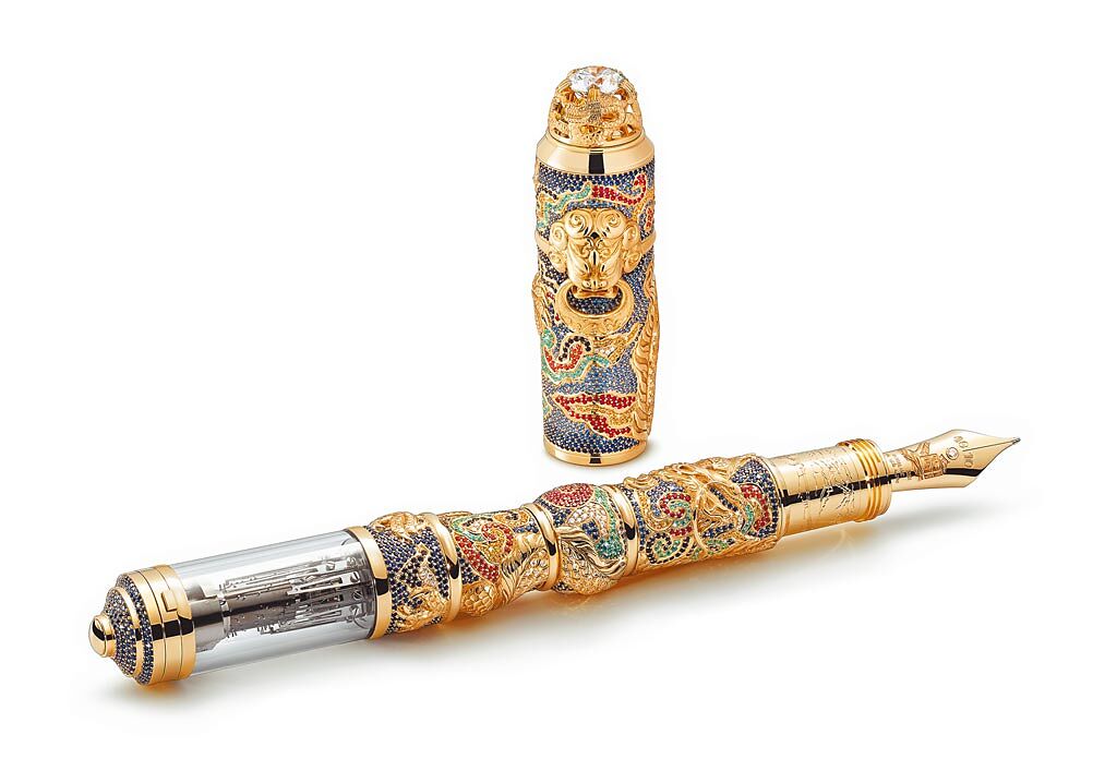 萬寶龍史上最貴的鋼筆來台展出，高藝術性系列「向萬里長城致敬」限量款1名筆，筆尾有演奏編鐘的音樂盒，約5800萬元。（萬寶龍提供）