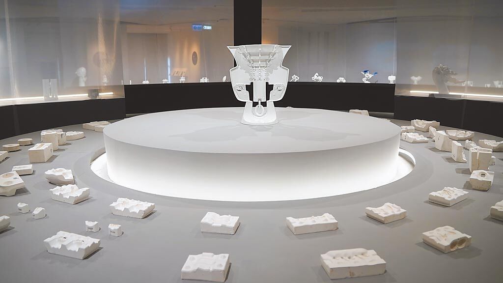 王俠軍明明白白特展共展出63件白瓷作品及相關模具。（八方新氣提供）