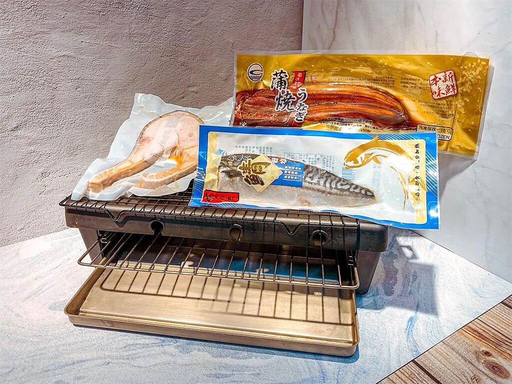 萊爾富超商獨家販售蒲燒鰻，及北大西洋嚴選鯖魚 ，搭配爭鮮鮭魚輪切。（萊爾富提供）