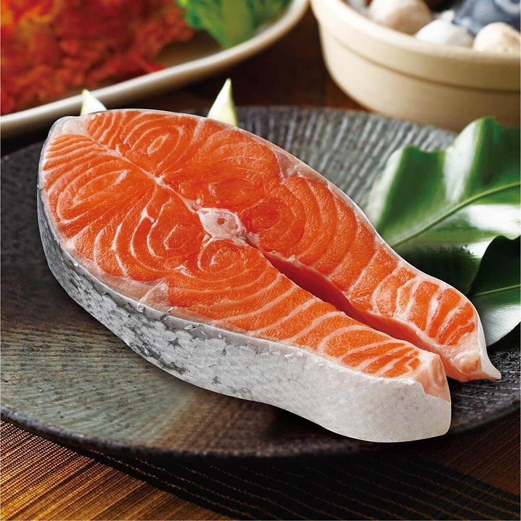 萊爾富推出爭鮮餐飲急速冷凍鮭魚輪切，嘗鮮價單片149元。（萊爾富提供）