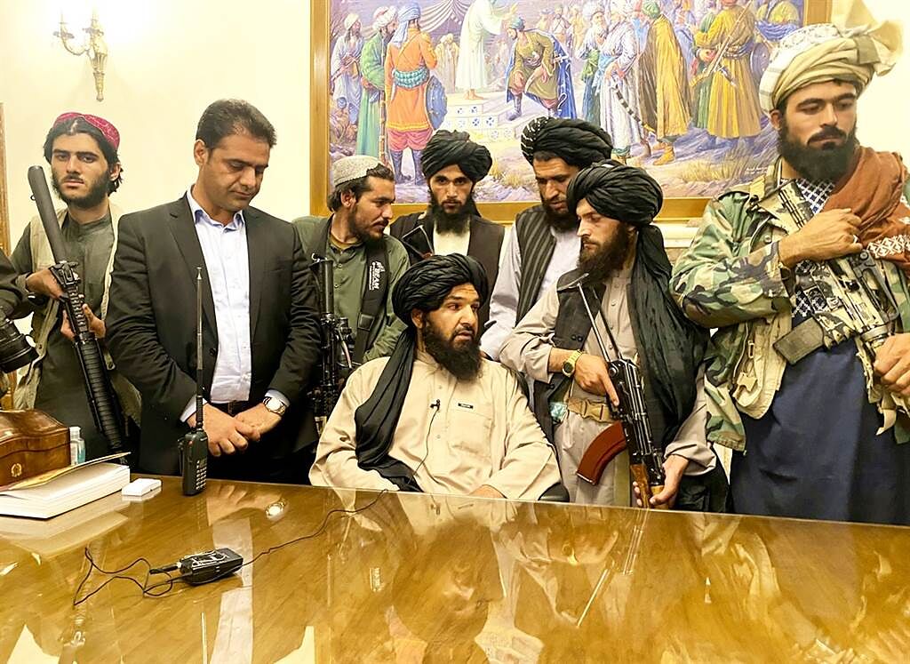 塔利班花不到2星期就進入阿富汗首都喀布爾，甚至在阿富汗總統加尼逃亡後幾小時就輕鬆佔領總統府。（圖／美聯社）