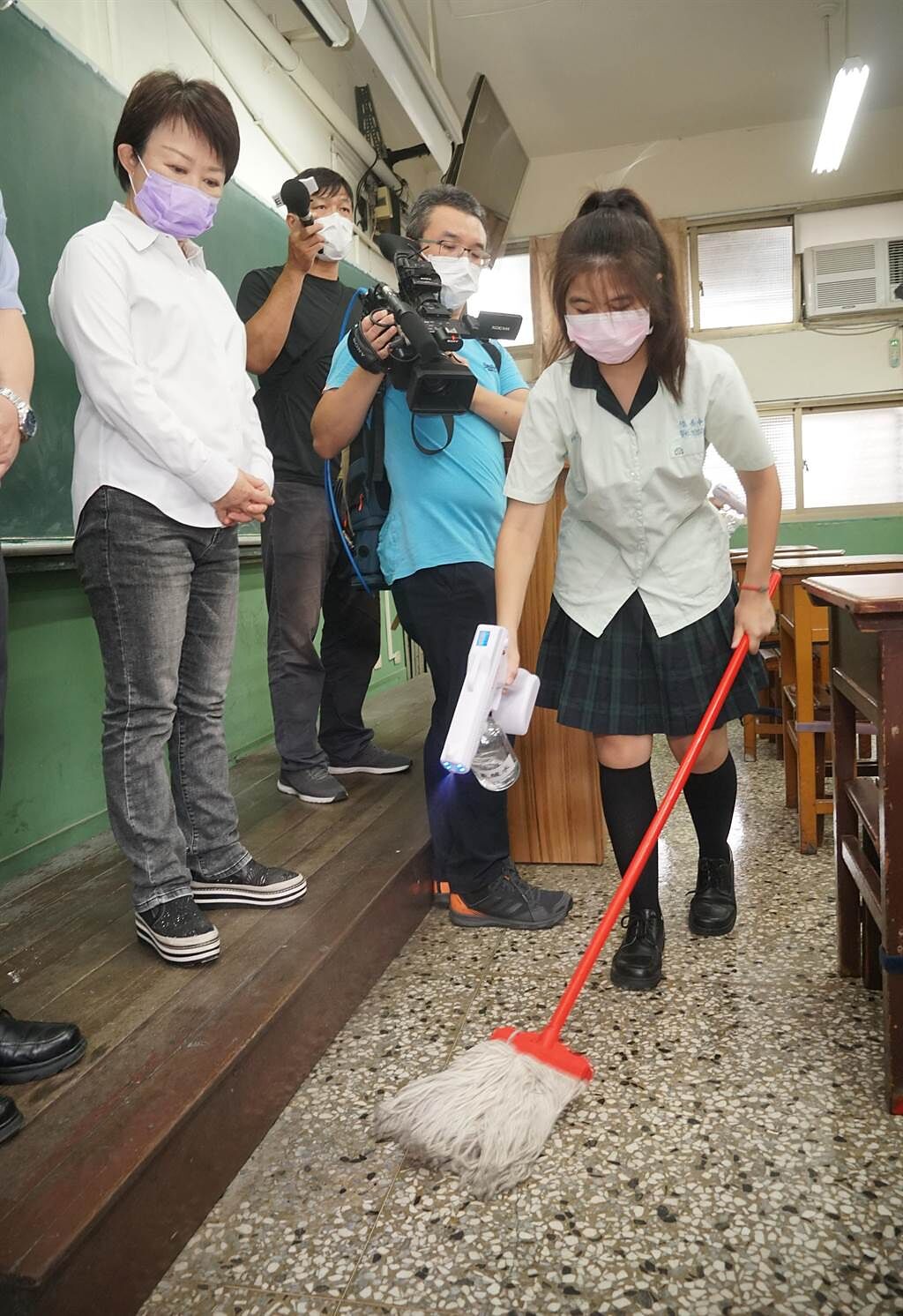 開學在即，台中市長盧秀燕（左），18日前往僑泰高中視察防疫整備措施，觀看教室內的清潔消毒措施。（黃國峰攝）